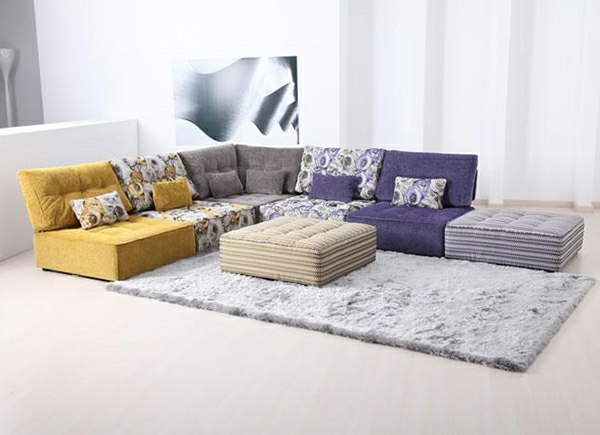 canapé salle de séjour jaune vif violet