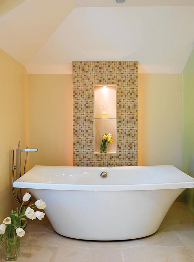 carrelage-salle-bains-mosaïque-murale-beige-blanc-orange-chaud-combinaison-originale-baignoire-blanche