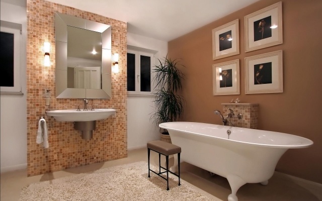 carrelage-salle-bains-mosaïque-murale-beige-orange-chaud-baignoire-blanche-élégante
