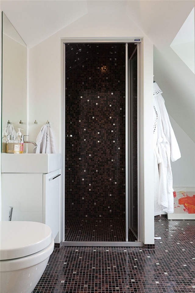 carrelage-salle-bains-mosaïque-murale-cabine-douche-marron-sombre-blanc-mobilier-blanc carrelage salle de bains