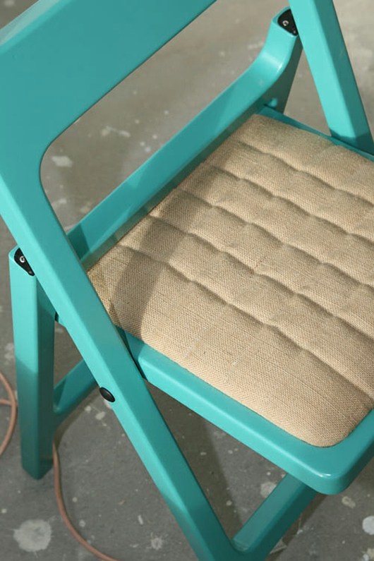 chaise design acier peinte vert éléctrique coussin intégré