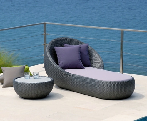 chaise longue design coussin violet table appoint
