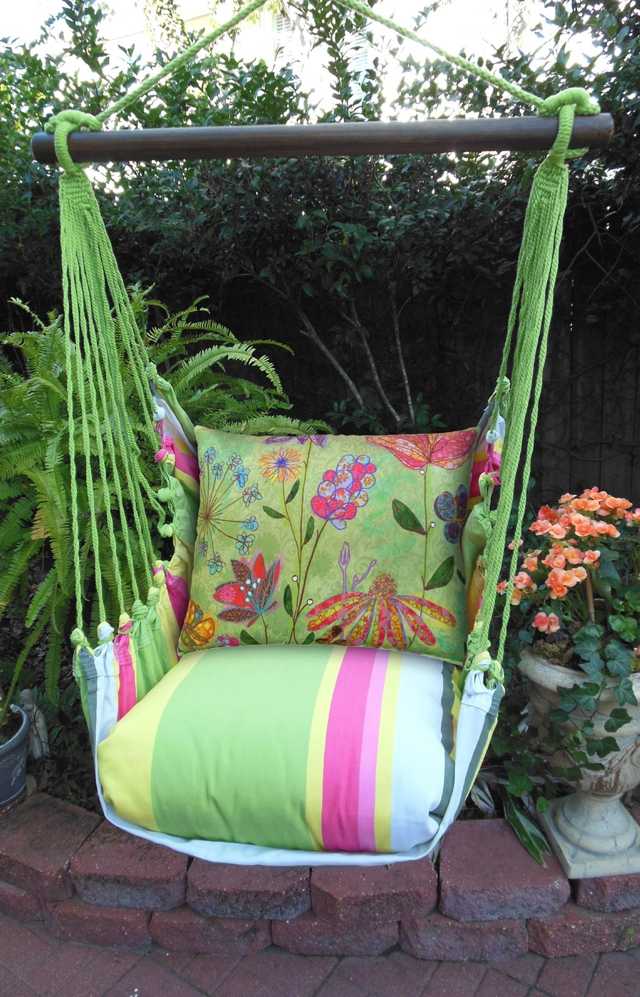 chaise suspendue jardin vert