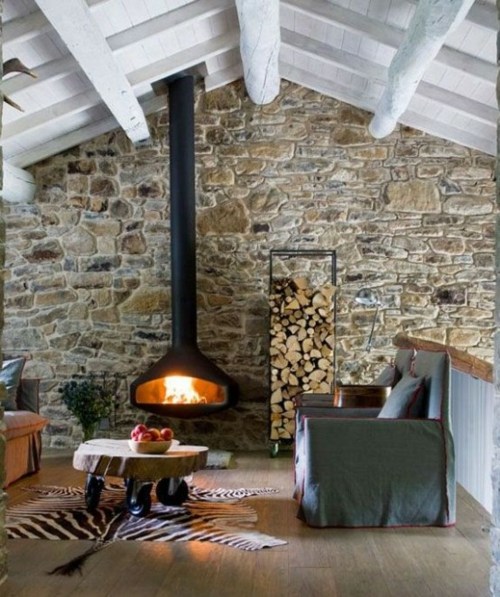 chalet cheminee foyer feu toit rondin bois tronc blanc mur pierre