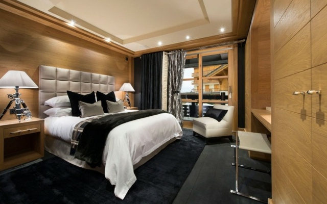 Le chalet e luxe contient six chambre à coucher lumière blanc noir bois