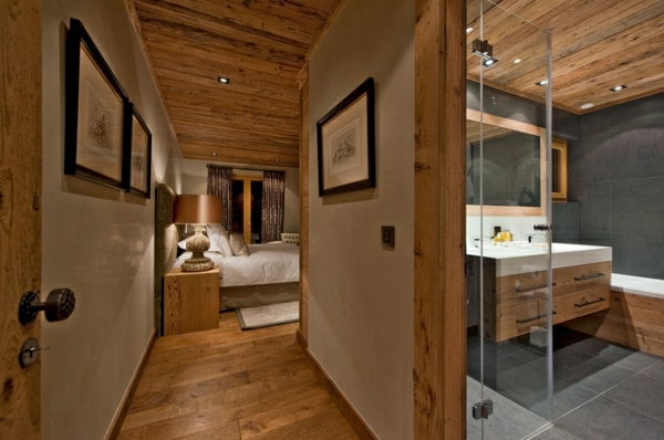 chambre à coucher bois dynamique salle de bain adjacente