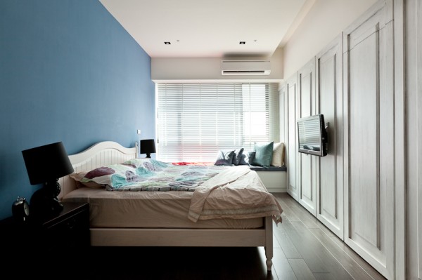 chambre à coucher bleu mur blanc contraste