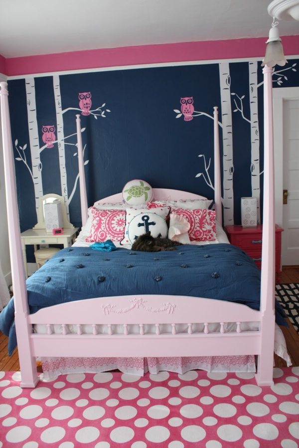 Chambre d'enfant en bleu et rose avec tapis à points  coucher fille déco marine 