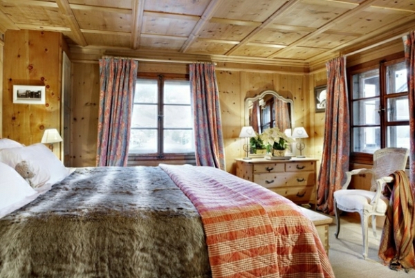chambre accueillante bois fenêtres françaises