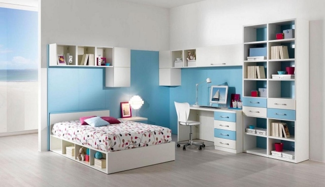 chambre-ado-garçon-bleu-blanc-étagères-petit-lit-bureau