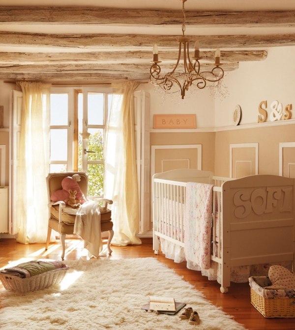 Chambre bébé en bois, style vieilli en beige et blanc classique