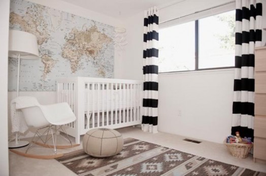 chambre bébé en blanc rideaux rayures
