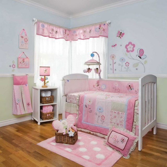 chambre-bébé-fille-idée-originale-couleur-rose-décoration-murale