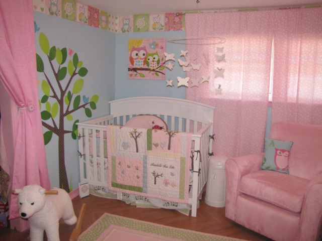 chambre-bébé-fille-idée-originale-couleur-rose-papillons