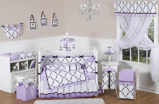 chambre-bébé-fille-idée-originale-couleur-violette-blanche