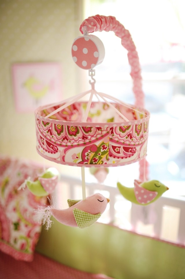 chambre-bébé-fille-idée-originale-jouets-suspendus