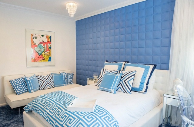 chambre coucher blanc bleu motif grec meandre mur carre