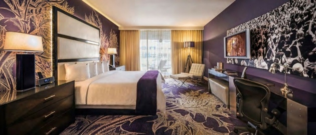 chambre d'hôtel design violet déco