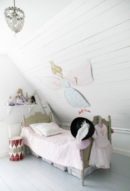 chambre enfant en blanc et rose
