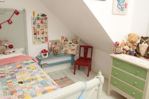 chambre enfant en blanc meuble textiles couleurs