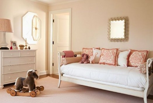 chambre enfant fonctionnelle meubles blancs design romantique