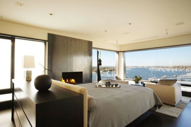 chambre moderne contemporaine lit double baie vitree mer exterieur marina cheminee