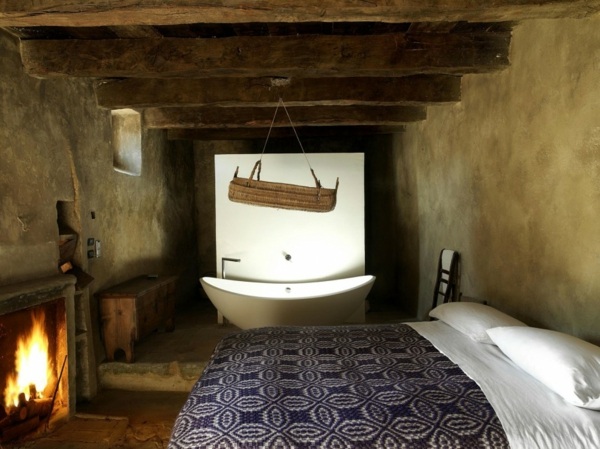 chambre rustique avec belle cheminée et baignoire