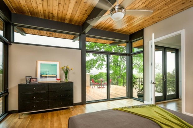 chambre à coucher avec accès sur terrasse bois