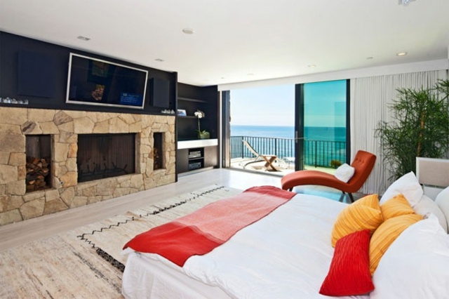 chambres coucher moderne design fenetre porte mer cheminee pierre orange rouge