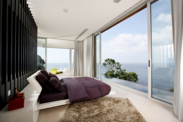 chambres luxe design modern fenetre vitre lit violet bois noir mer surplombe
