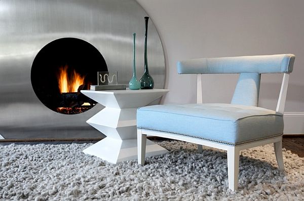 cheminée ronde design metal metallique canape bleu blanc vases table anguleuse