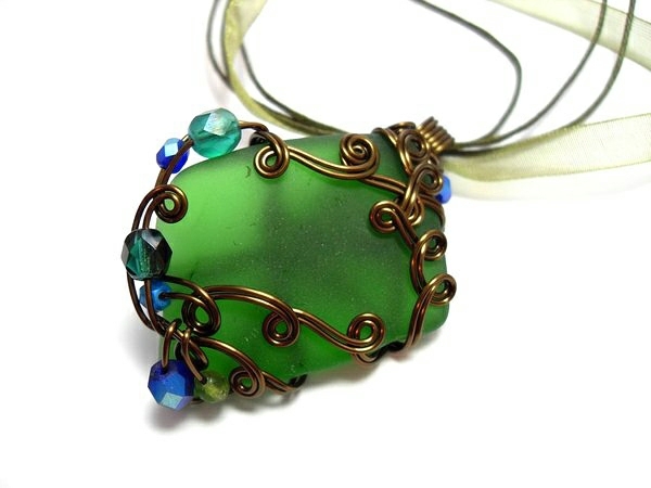 collier pendantif fantaisie pierre verte