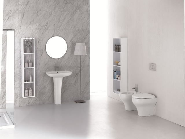 colonne-salle-bains-blanche-design-élégant-étagères