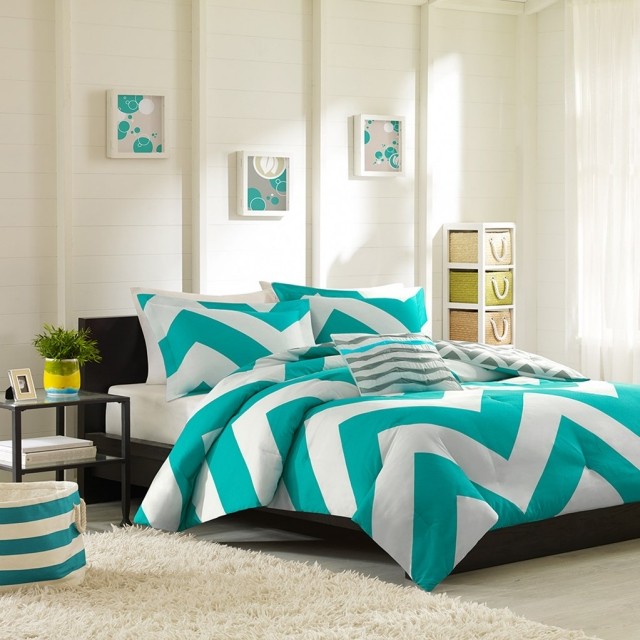 couleur-chambre-coucher-combinaisons-accents-bleu-vif-blanc-tapis-shaggy-blanc