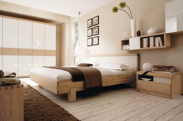couleur-chambre-coucher-combinaisons-accents-marron-murs-crème-table-chevet-basse-bois