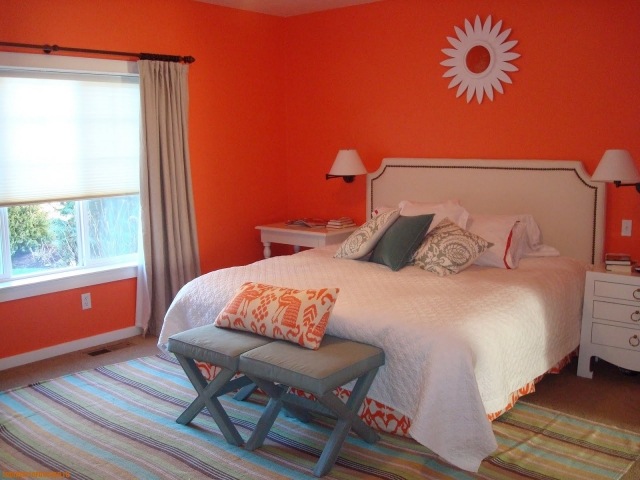 couleur-chambre-coucher-combinaisons-mur-orange-linge-lit-blanc-tapis-rayures couleur chambre
