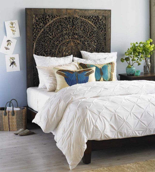 couleur-chambre-coucher-combinaisons-murs-bleu-clair-linge-lit-blanc-accents-bleus-papillons-tête-lit-bois-sombre