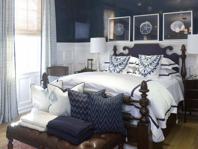 couleur chambre couleur-chambre-coucher-combinaisons-murs-bleu-foncé-rideaux-bleu-clair-linge-lit-blanc-motifs-bleus
