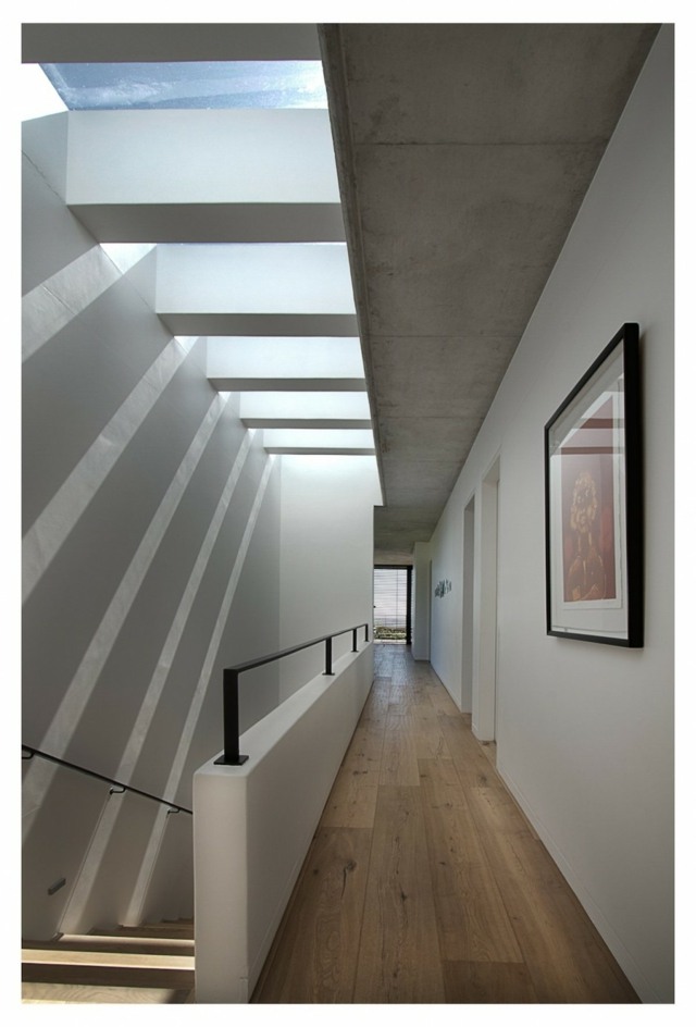 couloir deuxième étage  utilise lumière de façon ingénieuse fenêtres plafonds bois