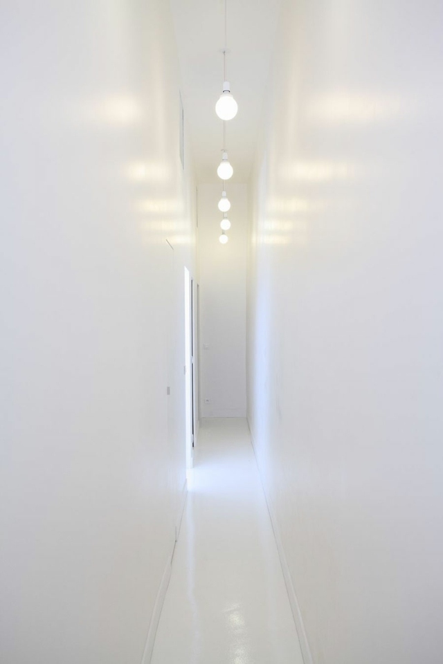 Le couloir entièrement en blanc futuriste et éclairé hôpital style clarté 