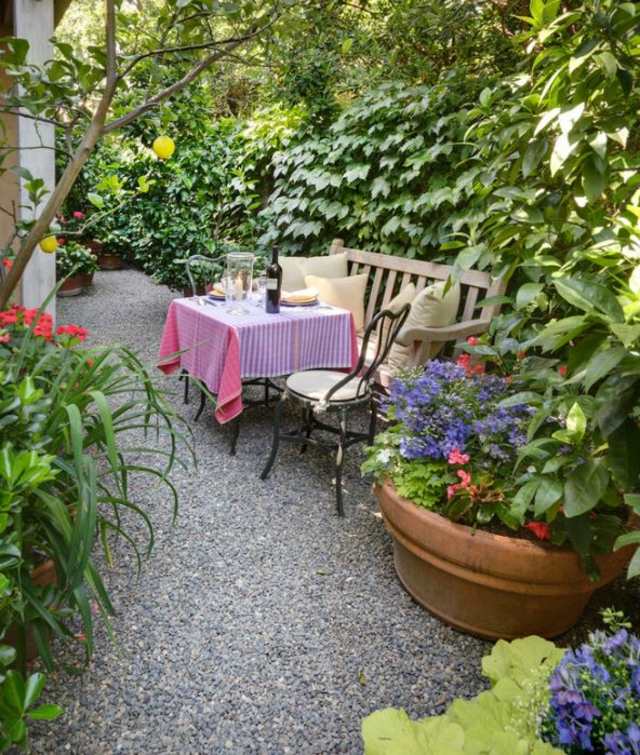 cour lateral jardin vigne vierge table repas