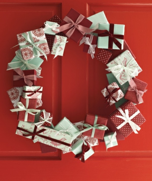 couronne-Noël-DIY-petites-boîtes-cadeaux-rouge-vert-blanc couronne de Noël DIY