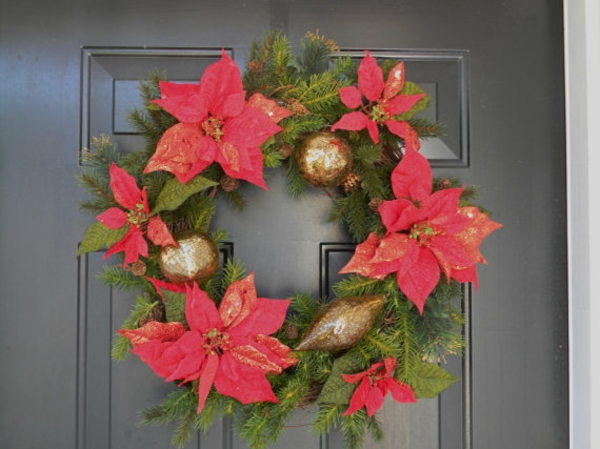 couronne-Noël-DIY-poinsettia-rouge-ornements-dorés-sapin couronne de Noël DIY