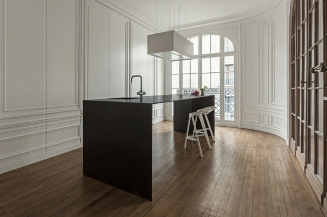 Un appartement parisien ordinaire cuisine lumineuse moderne blanc