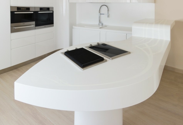 cuisine moderne sophistique blanche table forme interesante