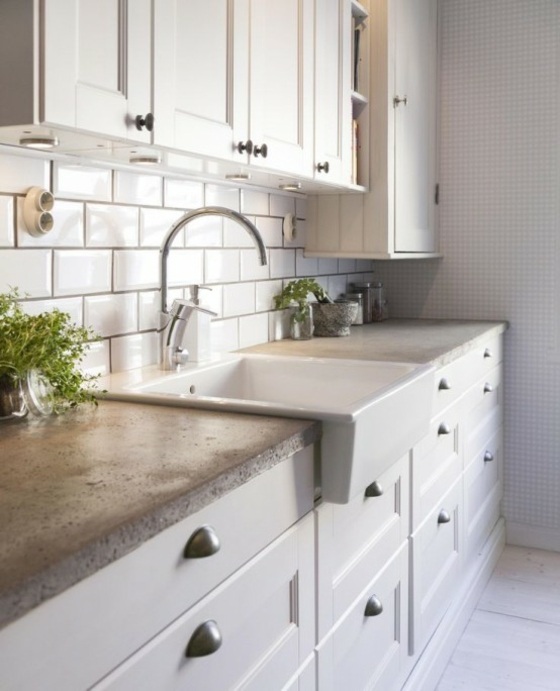 cuisine plan blanc travail carrelage carreaux blanc placard tiroir robinet beton retro