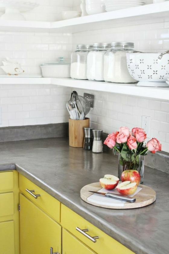 cuisine travail beton gris poli lisse placard jaune pomme rose