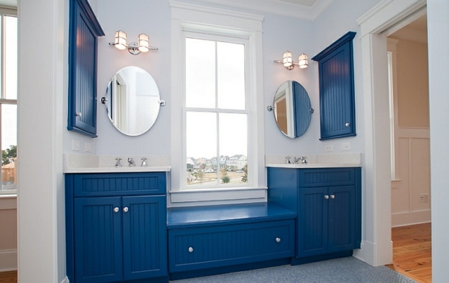 deco interieur bleu blanc fenetre salle bains