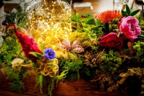 deco table mariage belles fleurs mousse