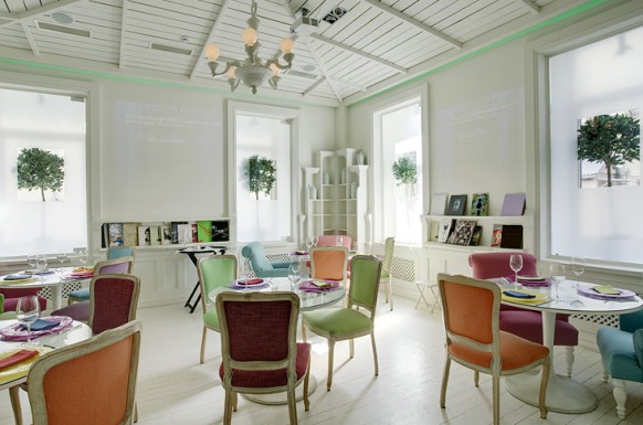 decoration-de-restaurant-violet-orange-vert